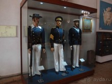 Бригантина поднимает паруса