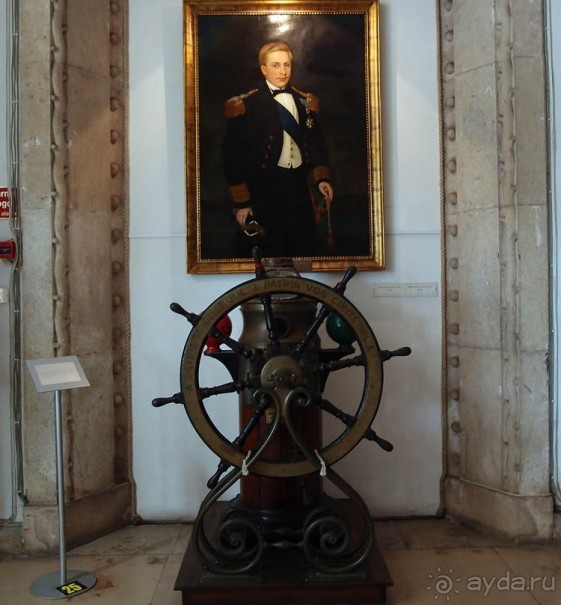 Бригантина поднимает паруса