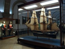 Бригантина поднимает паруса