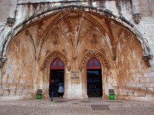 Бригантина поднимает паруса