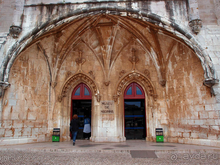 Бригантина поднимает паруса