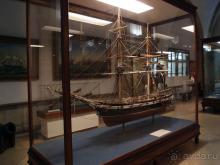 Бригантина поднимает паруса