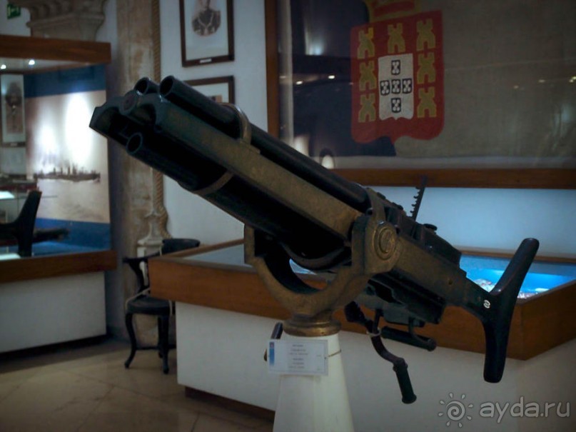 Бригантина поднимает паруса