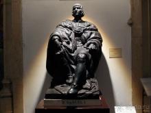 Бригантина поднимает паруса