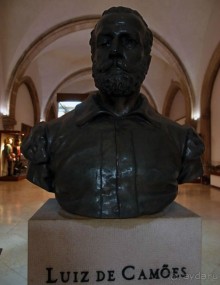 Бригантина поднимает паруса