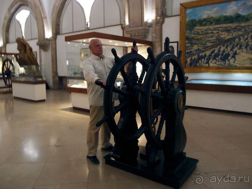 Бригантина поднимает паруса