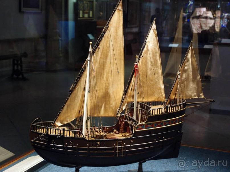 Бригантина поднимает паруса