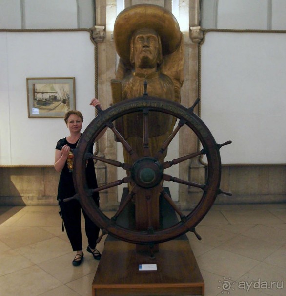 Бригантина поднимает паруса