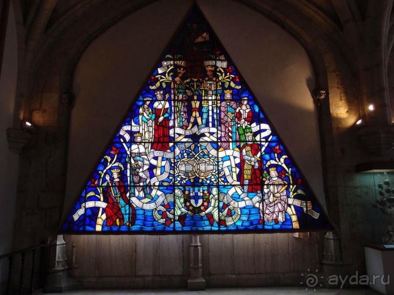 Бригантина поднимает паруса