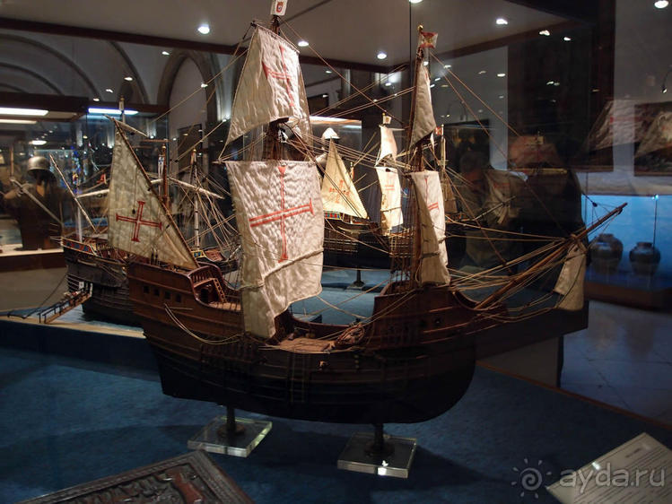 Бригантина поднимает паруса