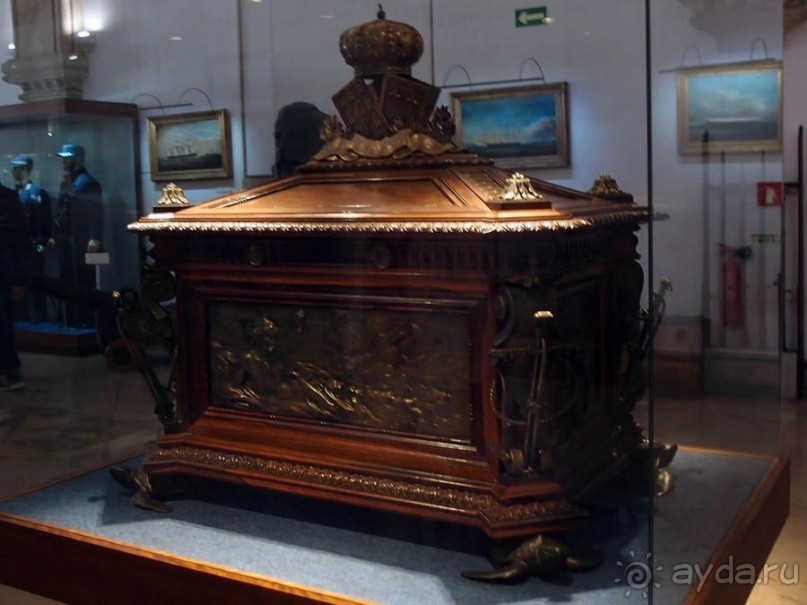 Бригантина поднимает паруса