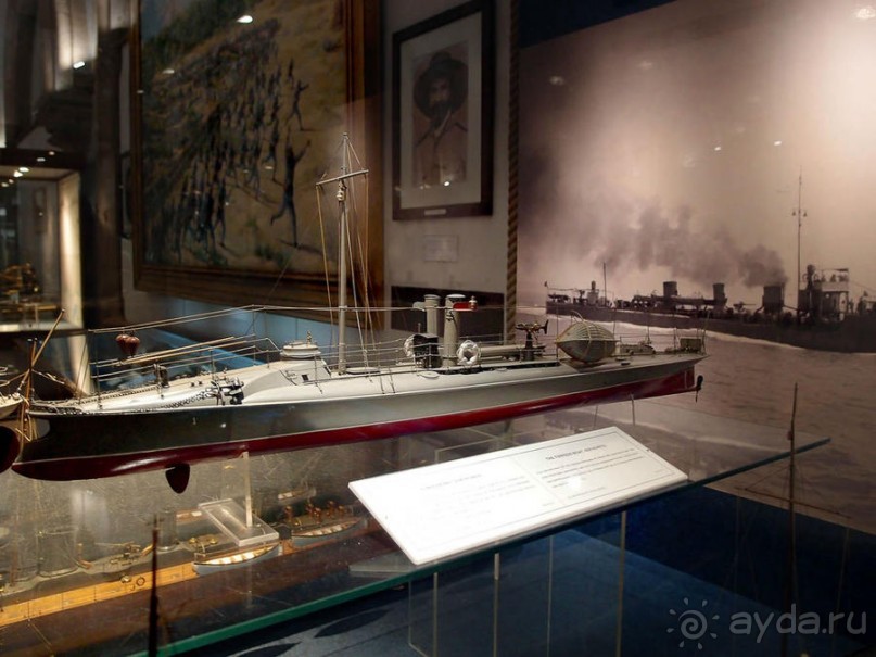 Бригантина поднимает паруса