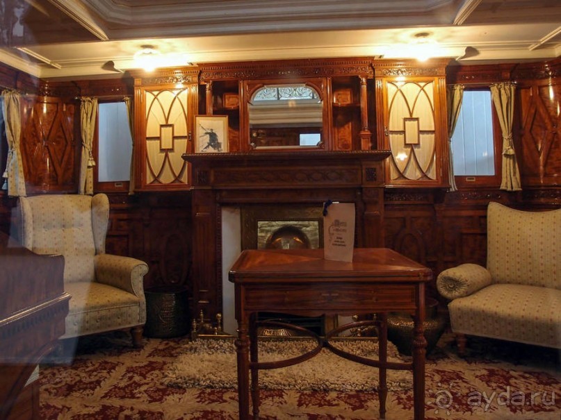 Бригантина поднимает паруса