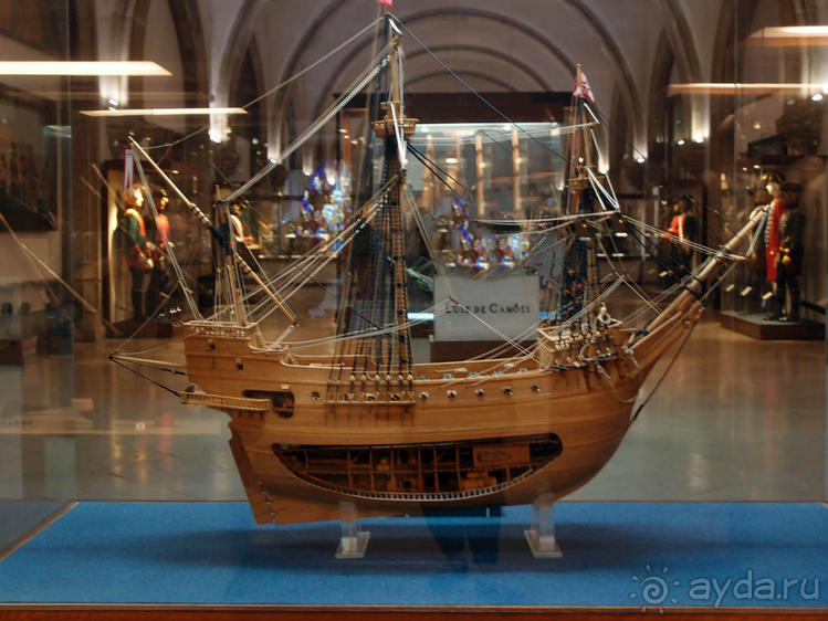 Бригантина поднимает паруса