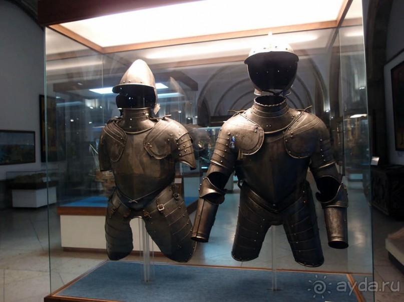 Бригантина поднимает паруса