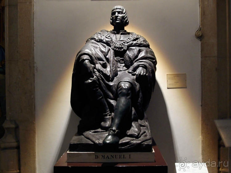 Бригантина поднимает паруса