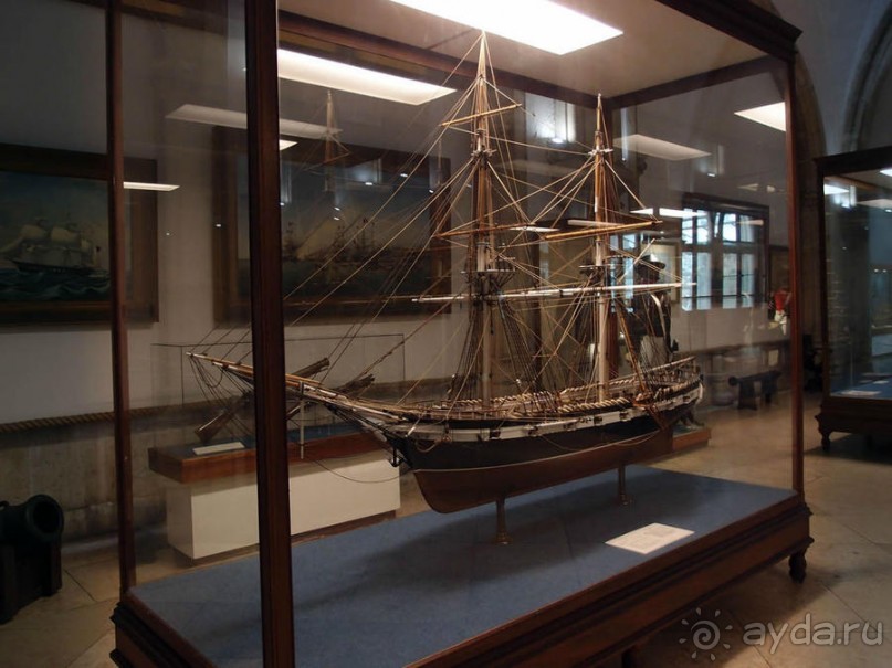 Бригантина поднимает паруса