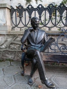 Простой памятник непростому переводчику