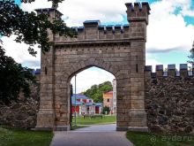 Потерянный среди густых лесов