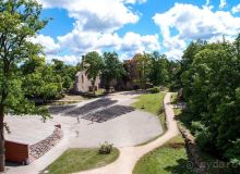 Потерянный среди густых лесов