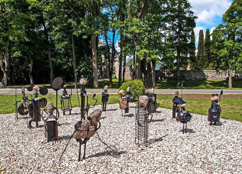 Потерянный среди густых лесов