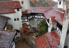 О вампирах — с юмором, о величествах — шепотом