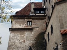 О вампирах — с юмором, о величествах — шепотом