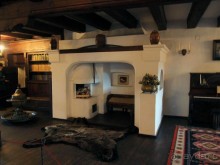 О вампирах — с юмором, о величествах — шепотом