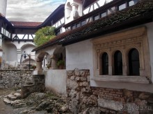 О вампирах — с юмором, о величествах — шепотом