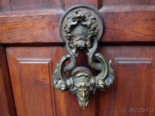 О вампирах — с юмором, о величествах — шепотом