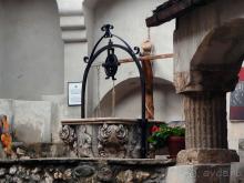 О вампирах — с юмором, о величествах — шепотом