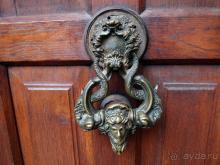 О вампирах — с юмором, о величествах — шепотом