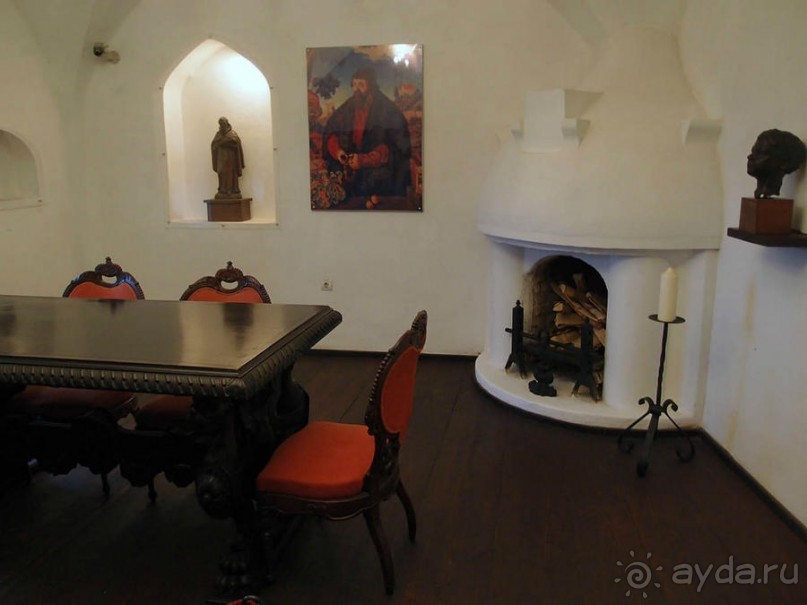 О вампирах — с юмором, о величествах — шепотом