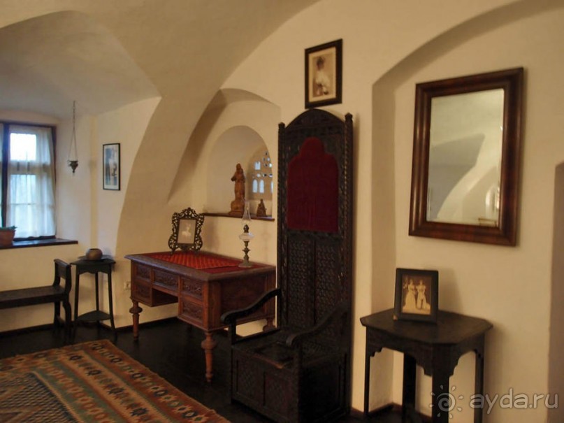 О вампирах — с юмором, о величествах — шепотом