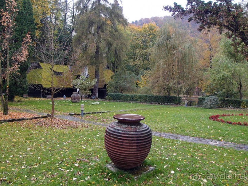 О вампирах — с юмором, о величествах — шепотом