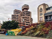 Обычный, хоть и столичный