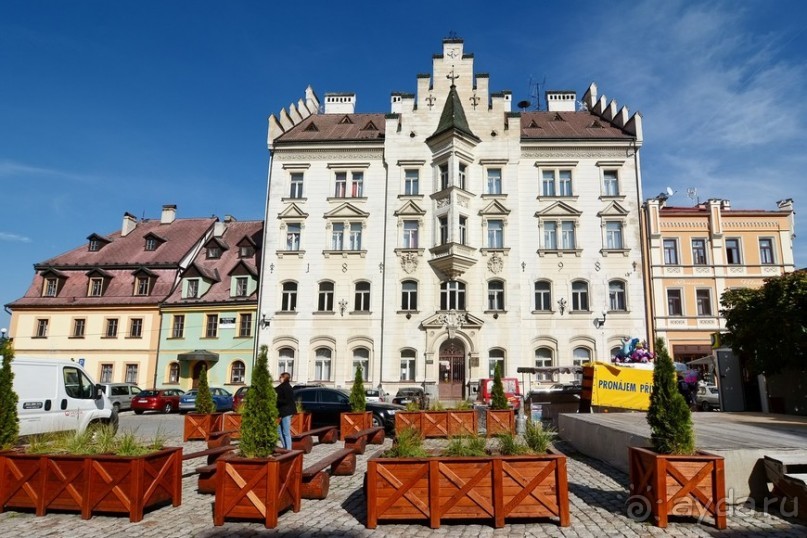 Локет-городок, ни низок, ни высок...