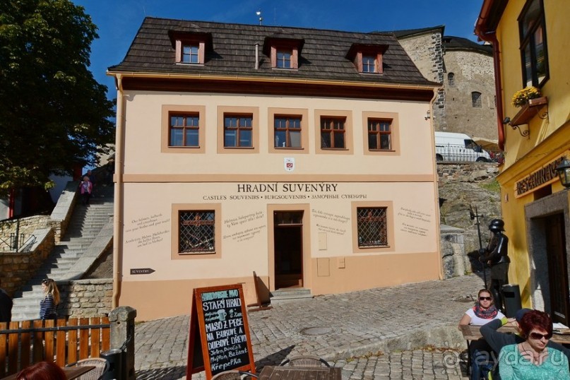 Локет-городок, ни низок, ни высок...