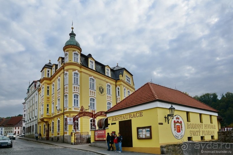 Локет-городок, ни низок, ни высок...