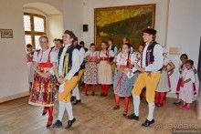 Локет-городок, ни низок, ни высок...