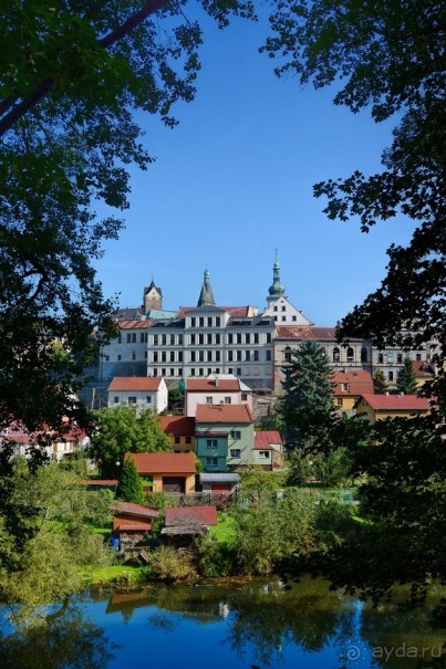Локет-городок, ни низок, ни высок...