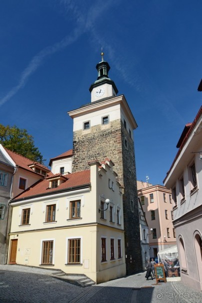 Локет-городок, ни низок, ни высок...