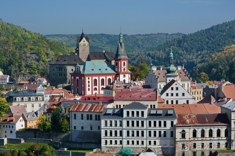 Локет-городок, ни низок, ни высок...
