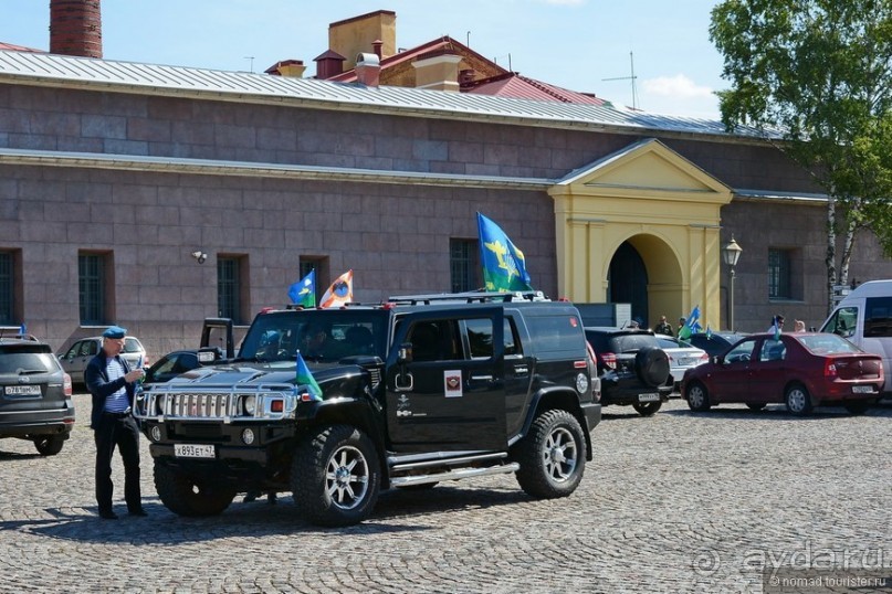 Налетела грусть, что ж пойду пройдусь...