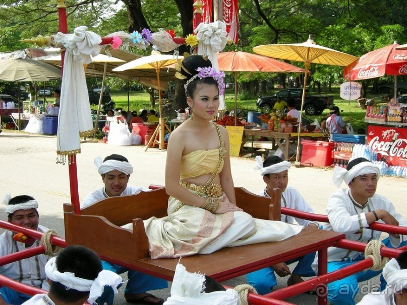 Праздник Лои Кратонг в древнем Сукхотае