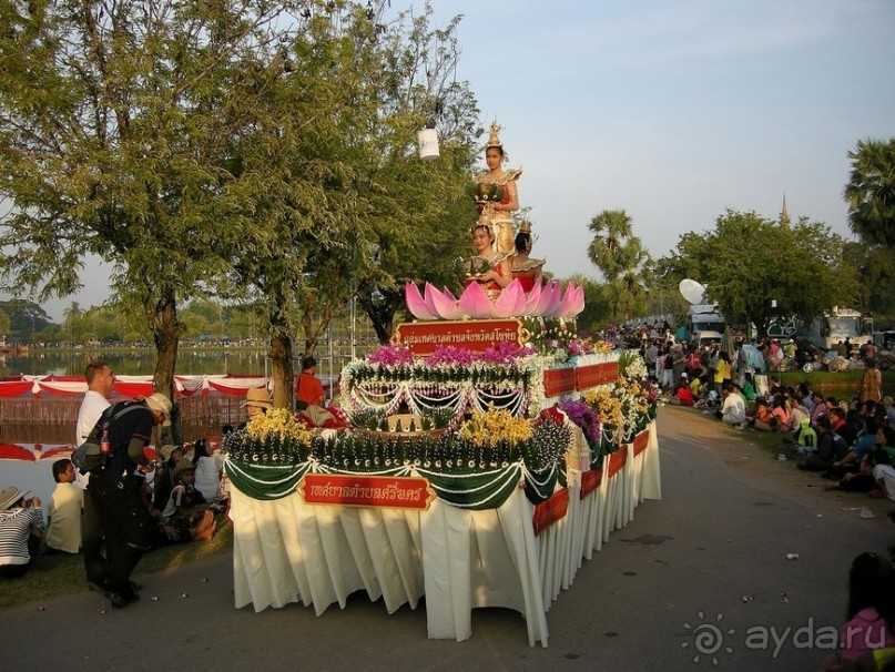 Праздник Лои Кратонг в древнем Сукхотае