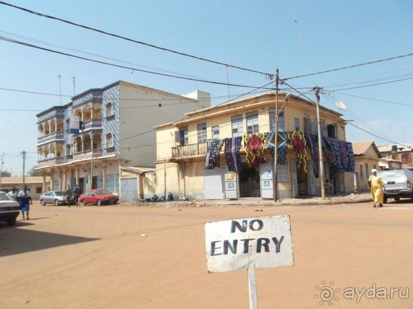 Скучный Банжул и его весьма нетривиальное кладбище