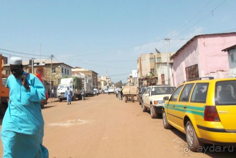 Скучный Банжул и его весьма нетривиальное кладбище