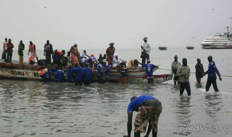Скучный Банжул и его весьма нетривиальное кладбище