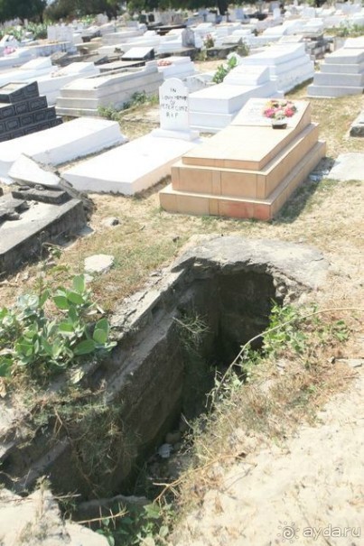 Скучный Банжул и его весьма нетривиальное кладбище